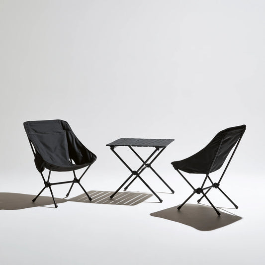 Set mobili da campeggio dalle linee essenziali, colore grigio